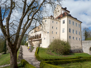 Fototapeta na wymiar historisches Schlösschen am Pilsensee ( Oberbayern)