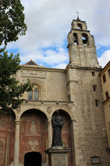 Fototapeta na wymiar Iglesia de Santo Domingo de Granada con el monumento a Fray Luis de Granada (Andalucía, España)