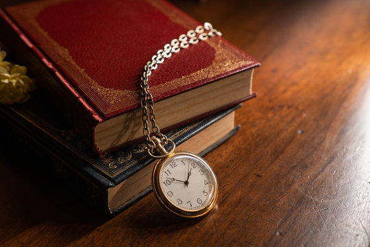 primo piano di un orologio da tasca d'oro e un libro 1781369 Stock Photo su  Vecteezy