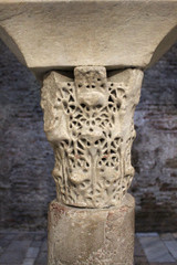 Detalle de un capitel de una columna antigua 