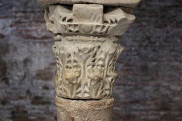 Detalle de un capitel de una columna antigua 