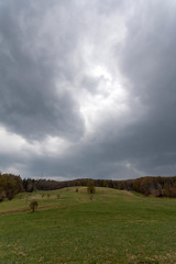 Obraz premium Cloudy sky over a meadow in the Bukk mountains