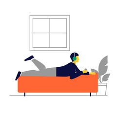 Hombre escuchando música con auriculares. Hombre relajado en el sofá de su casa.