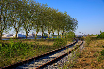 Le chemin de fer au bord du canal