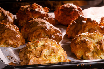 Dolci tondi sulla teglia in cottura nel forno