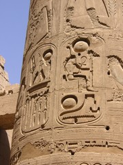 Columna del Templo de Karnak con inscripción de John Gordon