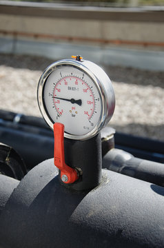 Manometers, valves and pipes with closed cell foam insulation