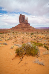 hiking the wildcat trail in the monument valley, usa