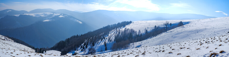 Obraz premium sun over the winter mountains with snow, Cindrel mountains, Paltinis, Romania