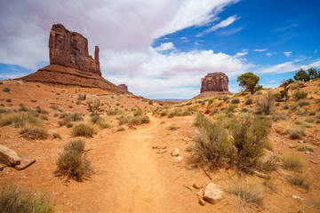 hiking the wildcat trail in the monument valley, usa