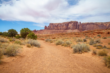 hiking the wildcat trail in the monument valley, usa