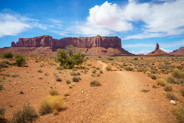 hiking the wildcat trail in the monument valley, usa