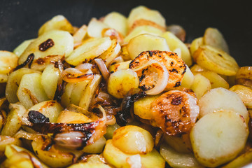 Fried potatoes with onions and garlic