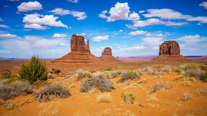 hiking the wildcat trail in the monument valley, usa