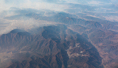 하늘에서 본 바다와 산의 풍경