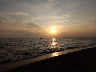 море берег закат облака небо волны