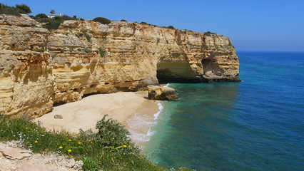 Algarve, Felsen, Badestrand in einer Bucht umgeben von türkisfarbenem Wasser, Strand,  Portugal