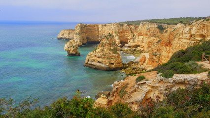 Fototapeta na wymiar Algarve, Panoramablick der Felsküste, Strand, türkisfarbenes Meer, Portugal