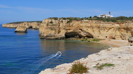 Algarve, Felsen, Strand, türkisfarbenes Meer, mit Boot auf dem Wasser, Portugal