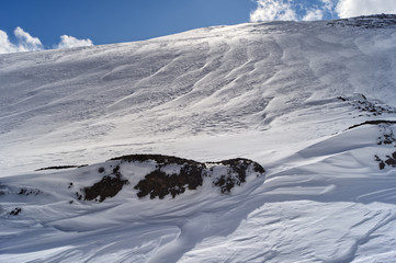 Fototapeta na wymiar Panorami invernali in trekking sulla neve