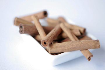 Baton de cannelle sur fond neutre