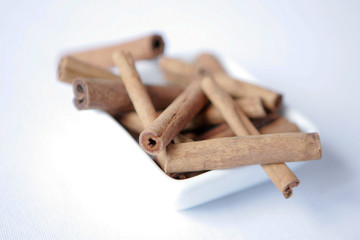 Baton de cannelle sur fond neutre