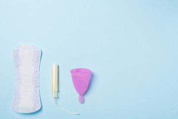 Copa menstrual de silicona, compresa y tampón para la menstruación. Salud de la mujer e higiene...