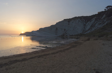 Fototapeta na wymiar Caratteristica spiaggia con roccia bianca al calar dela sera