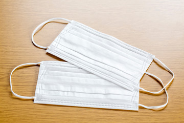 白いマスク2枚と木目バックとコピースペース