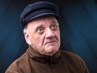 portrait vieil homme sur fond bleuté
