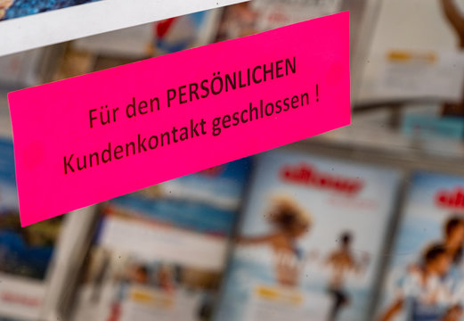 F&uuml;r den Pers&ouml;nlichen Kundenkontakt geschlossen Schild