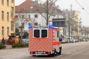 Notarzt Auto f&auml;hrt mit blaulicht durch die Stadt