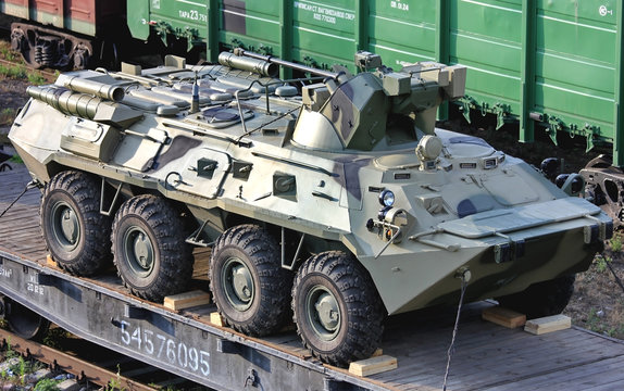 Russian BTR-80 armored personnel carrier on a railway platform, российский бронетранспортер БТР-80 на железнодорожной платформе