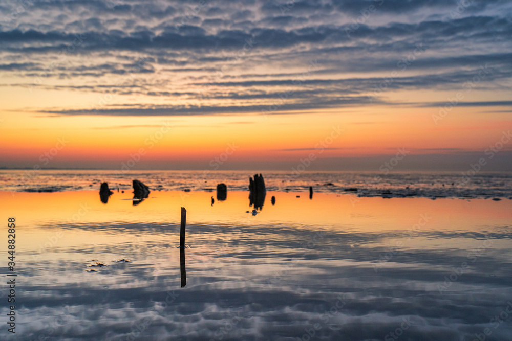 Wall mural Abenddämmerung mit Spiegelungen am norddeutschen Wattenmeer.