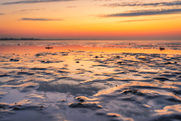 Obraz premium Abenddämmerung mit Spiegelungen am norddeutschen Wattenmeer.