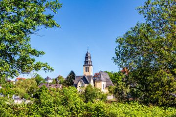 Herz Jesu Kirche im hessischen Kelsterbach an einem sonnigen Tag mit blauem Himmel in Deutschland