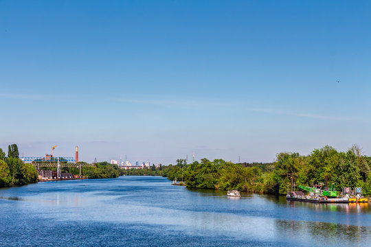 Eddersheimer Schleuse &ndash; Staustufe in Eddersheim: Blick Richtung Kelsterbach und Frankfurt