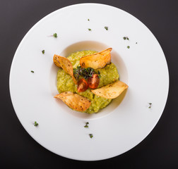 Guacamole with potato chips