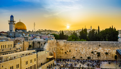 Naklejka premium Western Wall and the Dome of the Rock at sunrise