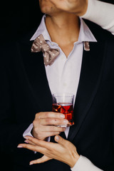 Obraz premium Man holds a drink in his hand