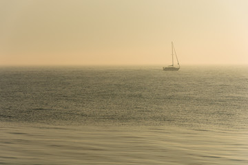 żaglówka na morzu podczas mgły