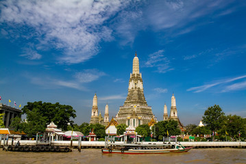 Naklejka premium wat arun bangkok thailand
