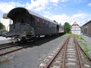 Fototapeta na wymiar Alte Eisenbahnwaggons auf Gleis