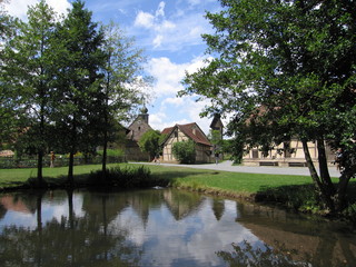 Dorfteich im romantischen historischen Dorf