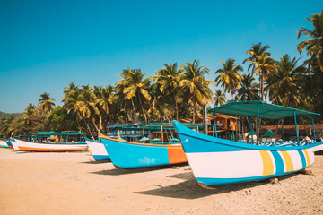 Canacona, Goa, India. Sightseeing Tourist Boats Parked On Famous Palolem Beach In Summer Sunny Day - obrazy, fototapety, plakaty