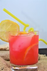 aperitivo rosso italiano alcolico con limone e ghiaccio