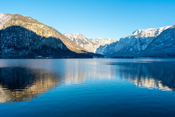 Fototapeta na wymiar Hallstattersee lake in village Hallstatt western shore in Austria's mountainous Salzkammergut region in winter