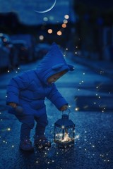 enfant tenant une lanterne magique © Michael