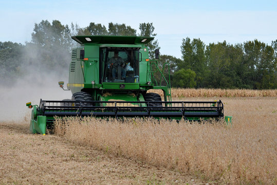 ROSCOE, ILLINOIS - September 10,2019: John Deere 9510 combine harvesting soybeans