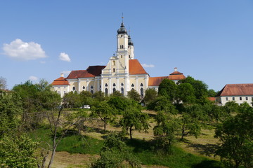 Fototapeta na wymiar Kloster Roggenburg mit Streuobstwiese